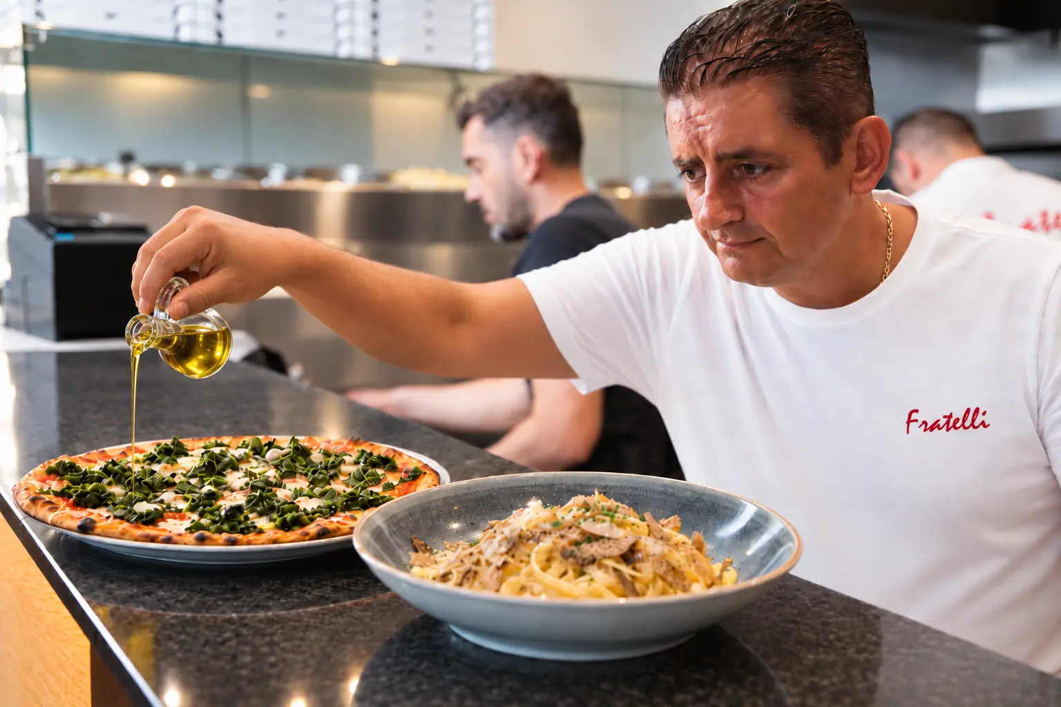Pizza wird in der Fratelli-Küche mit Olivenöl verfeinert