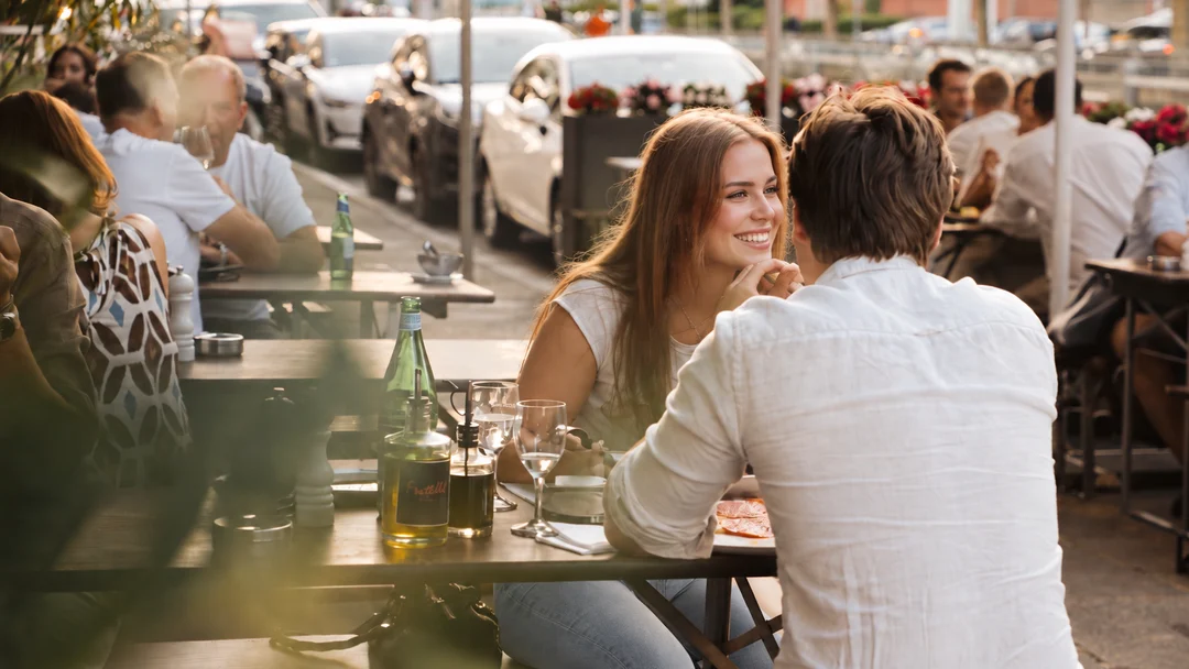Gäste auf der Terrasse der Pizzeria Fratelli in Düsseldorf-Oberkassel